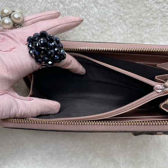 EUC- Gucci zip around long wallet. Approximately 7.5in x 4in - Picture 8 of 12